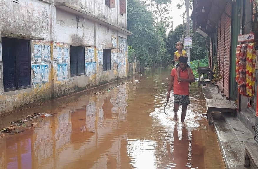 নোয়াখালীতে বন্যার পানি কমছে ধীরগতিতে। এ কারণে জেলার বন্যা কবলিত আটটি উপজেলার বেশির ভাগ সড়ক এখনো পানির নিচে। আজ বিকেলে বেগমগঞ্জ উপজেলার একলাশপুর এলাকা থেকে তোলা